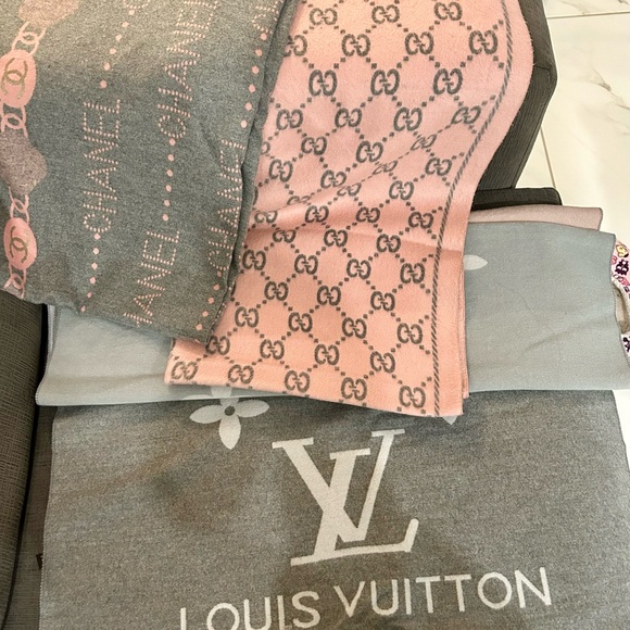 Chic ladies winter scarves - Picture 2 of 2